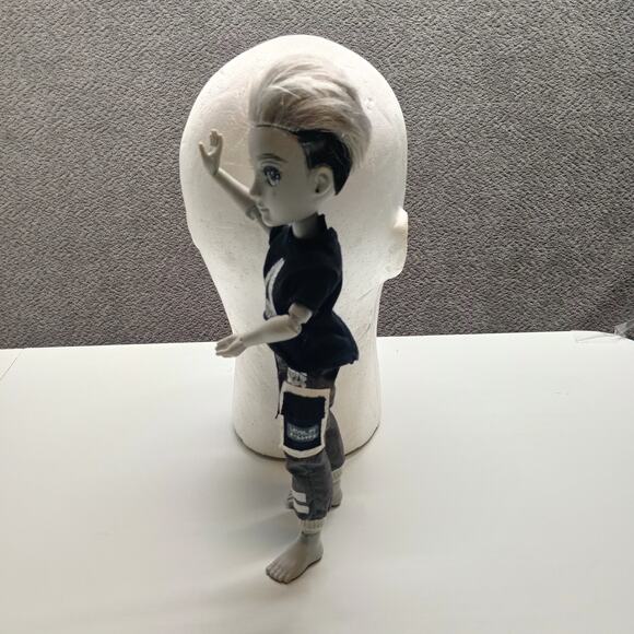 Shadow High Fashion Dressed Toy Doll Black Silver - Picture 6 of 8